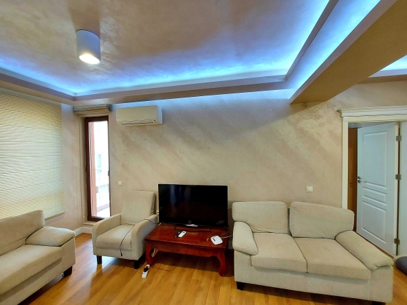 Дава се под наем Тристаен апартамент в Бургас, Център - 120 кв.м за 331.5 € - Снимка #1