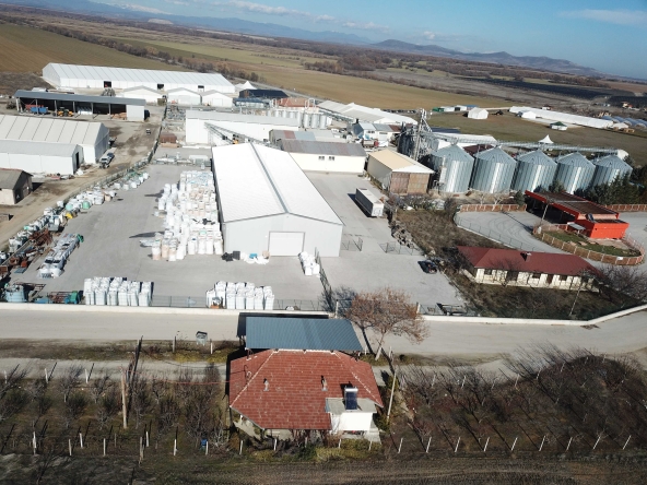 Дава се под наем Склад в с. Гелеменово, Област Пазарджик - 5558 кв.м за 1500000 € - Снимка #1