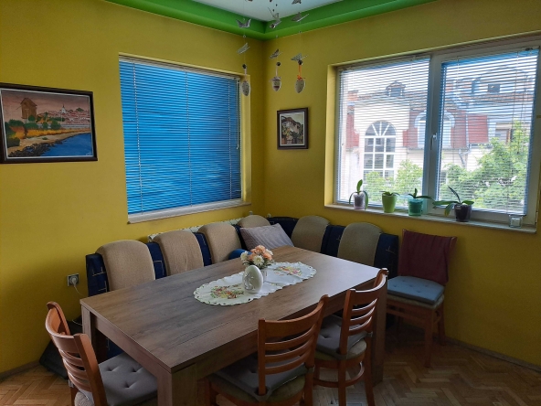 Тристаен апартамент в Плевен, Идеален център - 106 кв.м за 1651 €/кв.м - Снимка #1