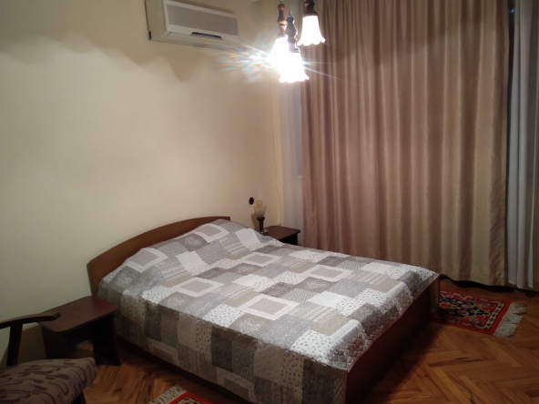 Дава се под наем Тристаен апартамент в Варна, Червен площад - 86 кв.м за 433.5 € - Снимка #1