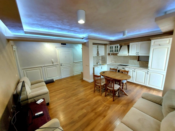 Дава се под наем Тристаен апартамент в Бургас, Център - 120 кв.м за 1224 € - Снимка #1