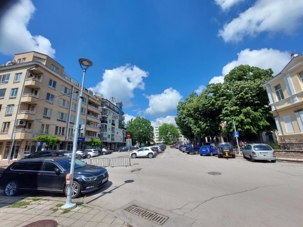 Дава се под наем Гараж / Паркомясто в Русе, Център - 21 кв.м за 86.7 € - Снимка #1