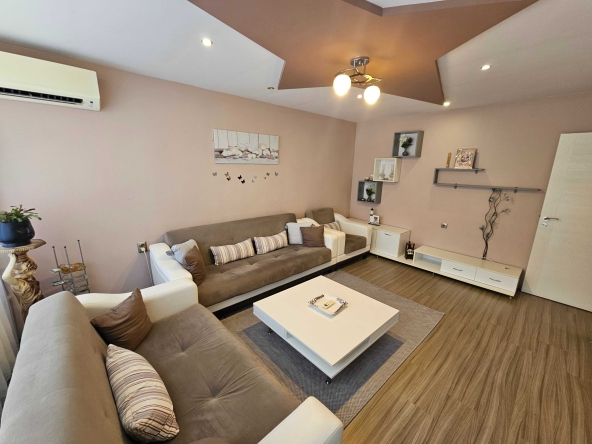 Дава се под наем Тристаен апартамент в Разград, Център - 90 кв.м за 331.5 € - Снимка #1