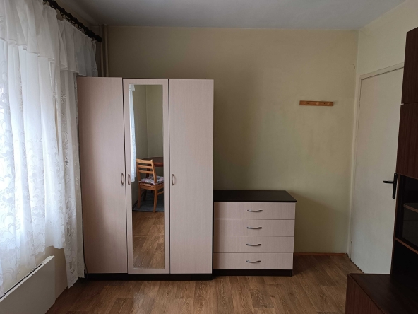 Дава се под наем Тристаен апартамент в Плевен, м-т Мъртва долина - 70 кв.м за 153 € - Снимка #1