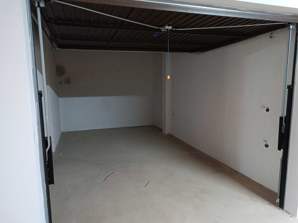 Дава се под наем Гараж / Паркомясто в Благоевград, Широк център - 17 кв.м за 81.6 € - Снимка #1