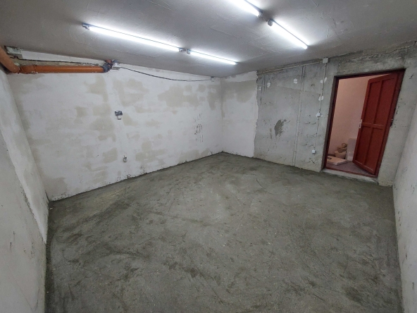 Дава се под наем Склад в Варна, Колхозен пазар - 21 кв.м за 76.5 € - Снимка #1