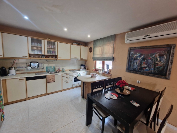 Многостаен апартамент в Благоевград, Освобождение - 200 кв.м за 1500 €/кв.м - Снимка #1