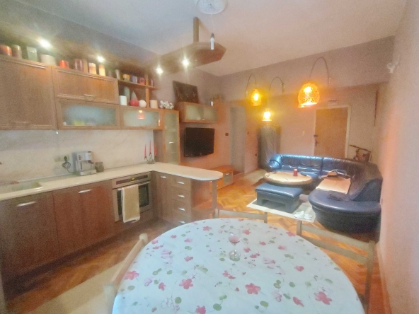 Дава се под наем Тристаен апартамент в Добрич, Кралска зона - 87 кв.м за 612 € - Снимка #1