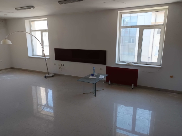 Дава се под наем Офис в Разлог - 56 кв.м за 204 € - Снимка #1