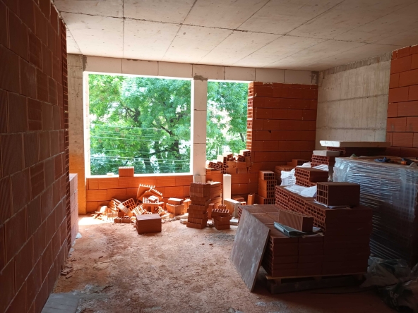 Тристаен апартамент в Асеновград - 101 кв.м за 851 €/кв.м - Снимка #1