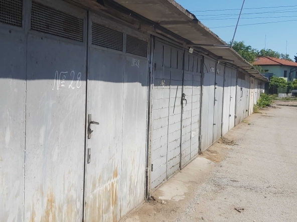 Дава се под наем Гараж / Паркомясто в Русе, Алеи Възраждане - 20 кв.м за 56.1 € - Снимка #1