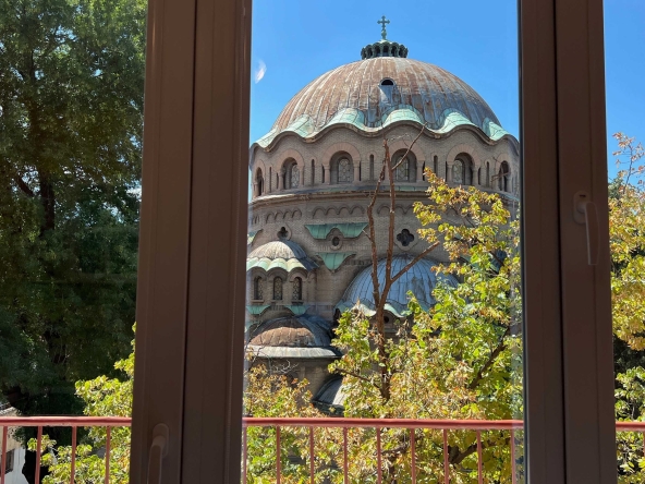 Дава се под наем Тристаен апартамент в София, Център - 65 кв.м за 765 € - Снимка #1