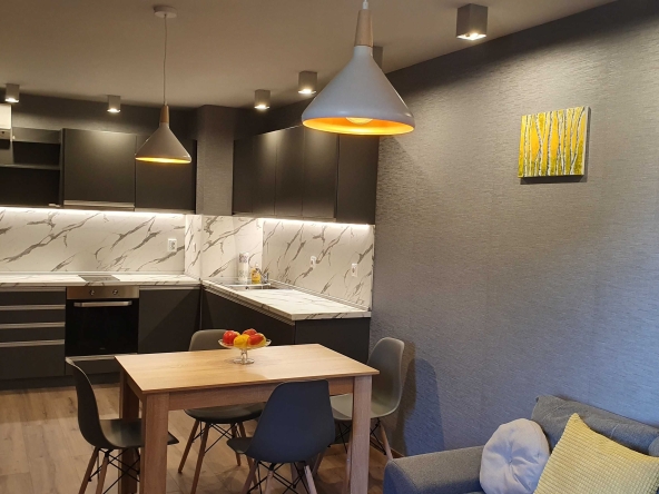 Дава се под наем Двустаен апартамент в к.к. Св.Св. Константин и Елена - 70 кв.м за 648.21 € - Снимка #1