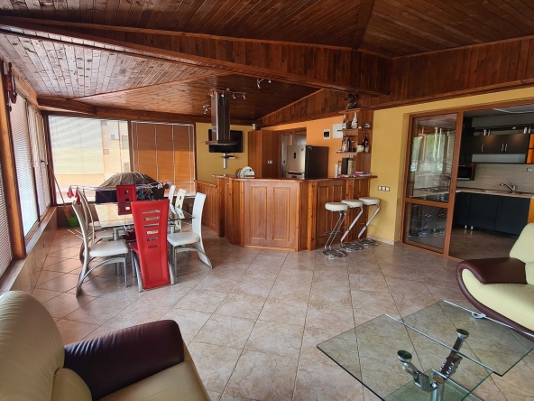 Тристаен апартамент в Разград, Освобождение - 150 кв.м за 850 €/кв.м - Снимка #1