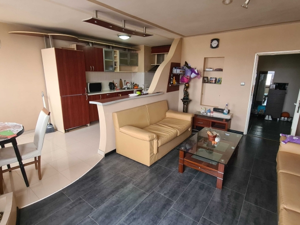 Тристаен апартамент в Разград, Освобождение - 100 кв.м за 985 €/кв.м - Снимка #1