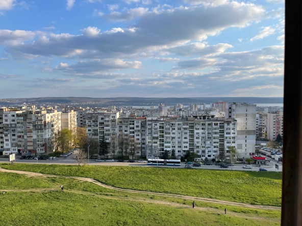 Тристаен апартамент в Варна, Базар Левски - 67 кв.м за 2209 €/кв.м - Снимка #1