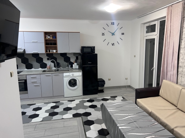 Дава се под наем Четиристаен апартамент в к.к. Слънчев бряг - 145 кв.м за 91.8 € - Снимка #1