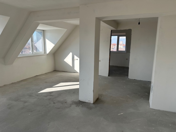 Тристаен апартамент в Казанлък - 100 кв.м за 867 €/кв.м - Снимка #1