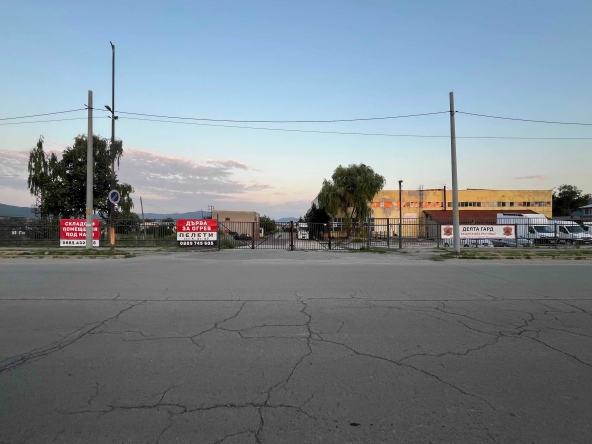 Дава се под наем Магазин в Ихтиман - 24000 кв.м за 22684.8 € - Снимка #1