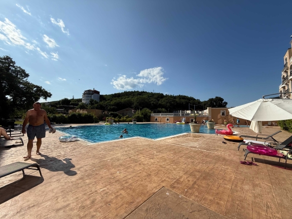 Двустаен апартамент в к.к. Елените - 75 кв.м за 2987 €/кв.м - Снимка #1