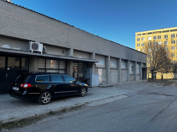 Дава се под наем Промишлена сграда в Чирпан - 560 кв.м за 571.2 € - Снимка #1