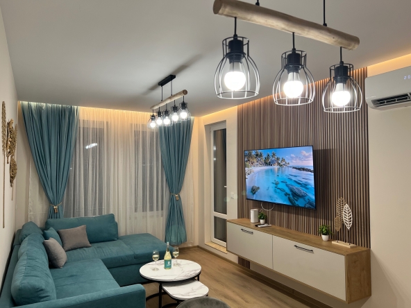 Двустаен апартамент в Варна, Център - 70 кв.м за 2 €/кв.м - Снимка #1