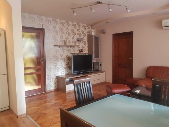 Дава се под наем Тристаен апартамент в Русе, Център - 78 кв.м за 408 € - Снимка #1