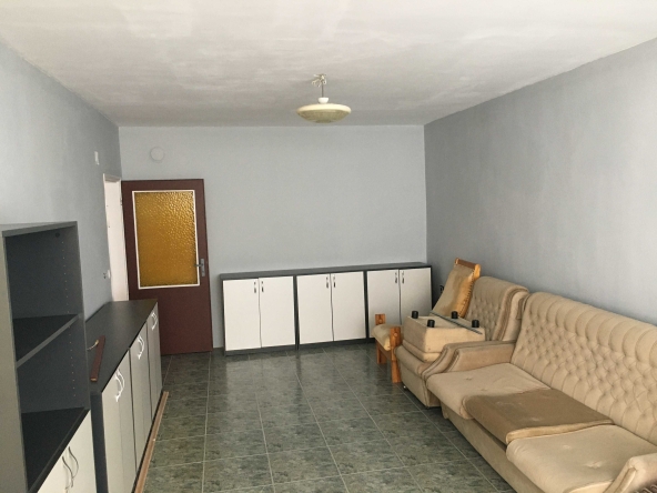 Дава се под наем Четиристаен апартамент в Шумен, Военно училище - 105 кв.м за 331.5 € - Снимка #1