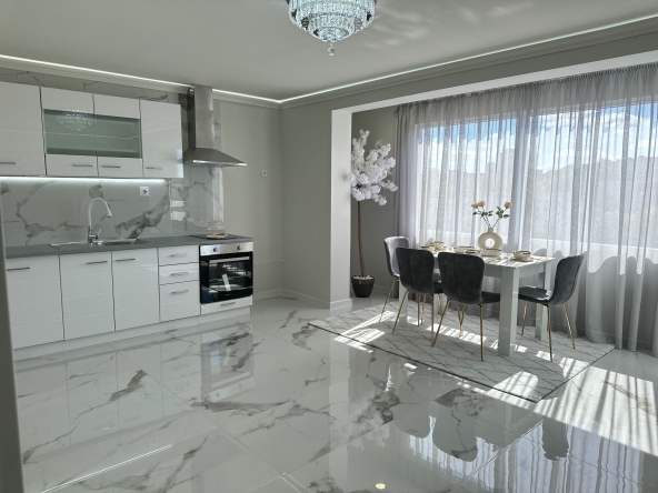 Тристаен апартамент в Добрич, Център - 70 кв.м за 1558 €/кв.м - Снимка #1