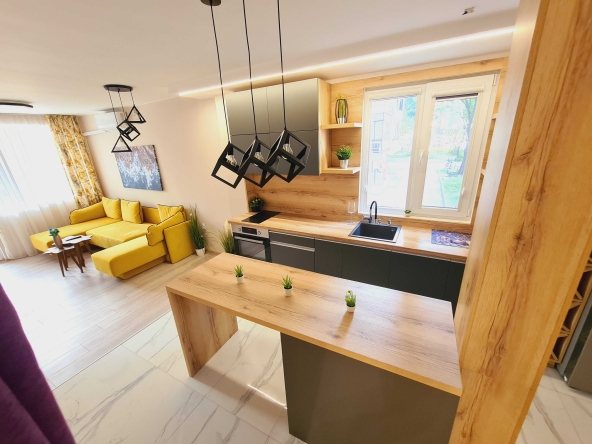 Дава се под наем Тристаен апартамент в Варна, Нептун - 110 кв.м за 918 € - Снимка #1