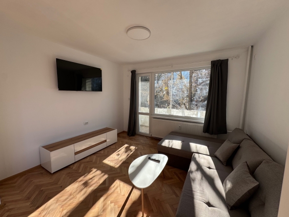 Дава се под наем Тристаен апартамент в Враца, Център - 80 кв.м за 408 € - Снимка #1