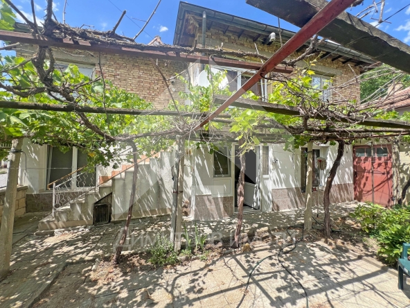 Къща в Нови пазар - 132 кв.м за 325 €/кв.м - Снимка #1