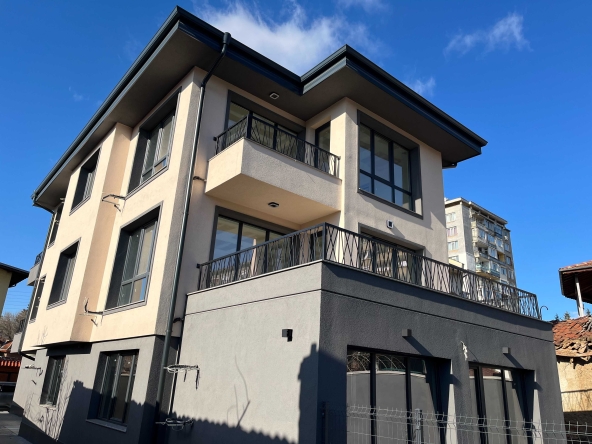 Тристаен апартамент в Казанлък - 105 кв.м за 826 €/кв.м - Снимка #1