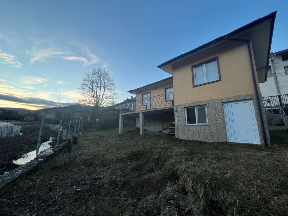 Дава се под наем Къща в Батак - 67 кв.м за 298.86 € - Снимка #1