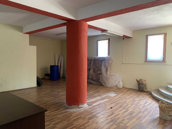 Дава се под наем Магазин в Карлово - 150 кв.м за 204 € - Снимка #1