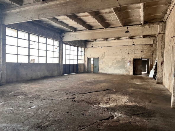 Дава се под наем Промишлена сграда в Габрово, Промишлена зона - 680 кв.м за 1122 € - Снимка #1