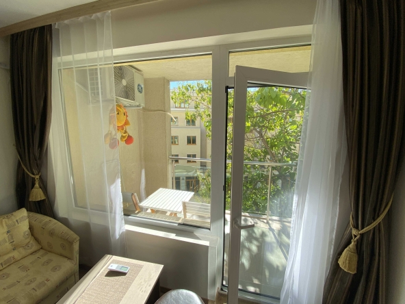 Дава се под наем Едностаен апартамент в к.к. Св.Св. Константин и Елена - 35 кв.м за 357 € - Снимка #1