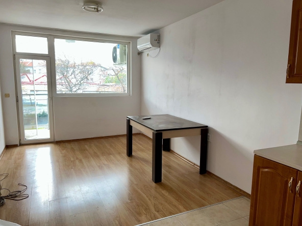 Дава се под наем Тристаен апартамент в Бургас, Лазур - 110 кв.м за 418.71 € - Снимка #1