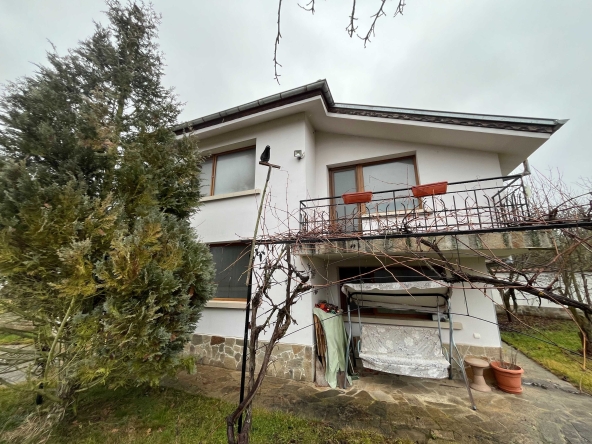 Дава се под наем Къща в с. Средногорово, Област Стара Загора - 150 кв.м за 398.82 € - Снимка #1