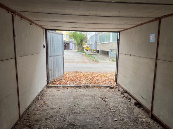 Дава се под наем Гараж / Паркомясто в Разград, Център - 17 кв.м за 76.5 € - Снимка #1