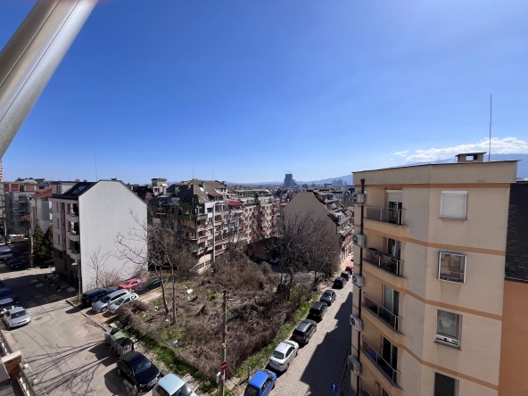 Дава се под наем Тристаен апартамент в София, Банишора - 100 кв.м за 677.79 € - Снимка #1