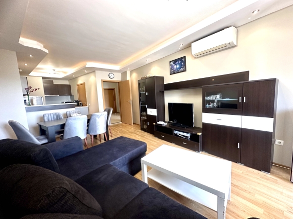 Дава се под наем Тристаен апартамент в Варна, Център - 90 кв.м за 488.58 € - Снимка #1