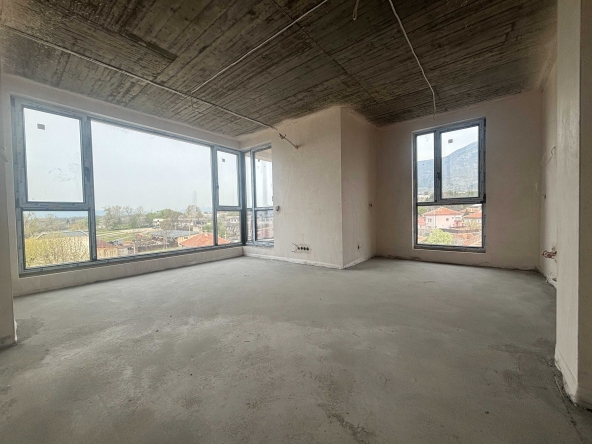 Тристаен апартамент в Карлово - 92 кв.м за 666 €/кв.м - Снимка #1