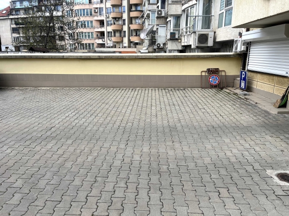 Дава се под наем Гараж / Паркомясто в София, Лозенец - 5 кв.м за 139.23 € - Снимка #1