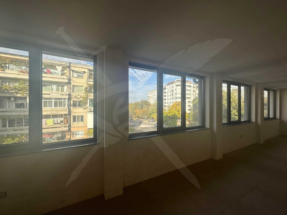 Дава се под наем Офис в Пловдив, Кючук Париж - 221 кв.м за 1436.16 € - Снимка #1