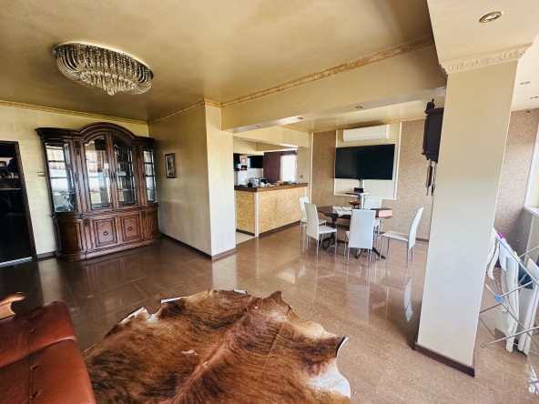 Четиристаен апартамент в Варна, Център - 100 кв.м за 2300 €/кв.м - Снимка #1