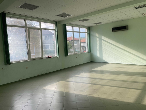 Дава се под наем Магазин в Девня - 130 кв.м за 348.84 € - Снимка #1