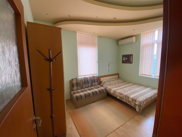 Дава се под наем Тристаен апартамент в Бургас, Изгрев - 100 кв.м за 663 € - Снимка #1