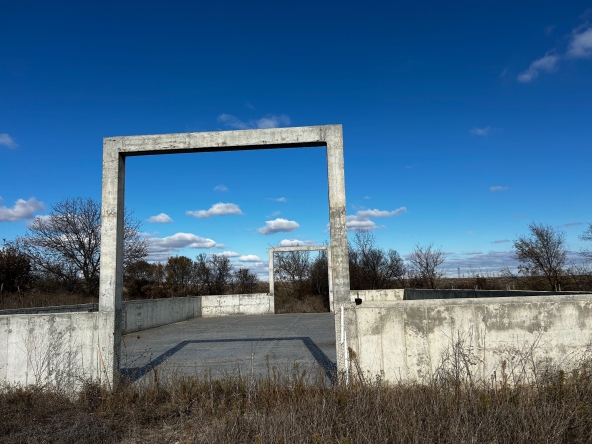 Дава се под наем Склад в с. Пясъчево, Област Хасково - 2150 кв.м за 71400 € - Снимка #1