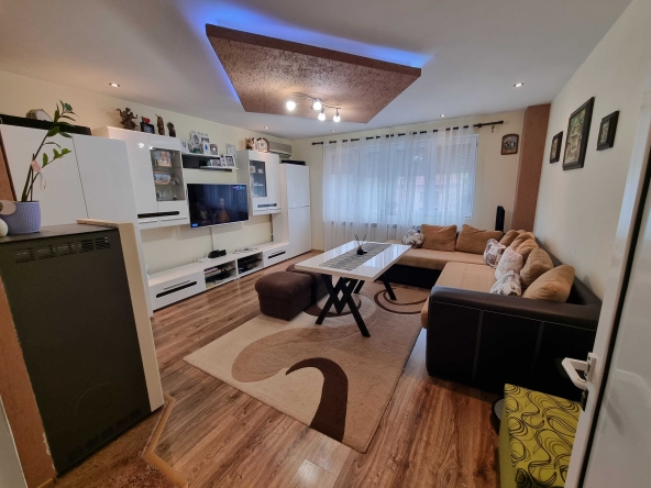 Дава се под наем Тристаен апартамент в Чирпан - 78 кв.м за 80000 € - Снимка #1